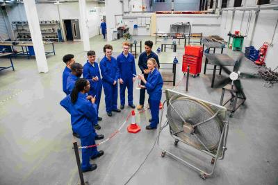 groupe en bleu de travail dans ateliers