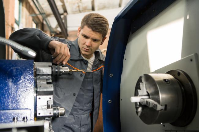 apprenti réparant un cablage