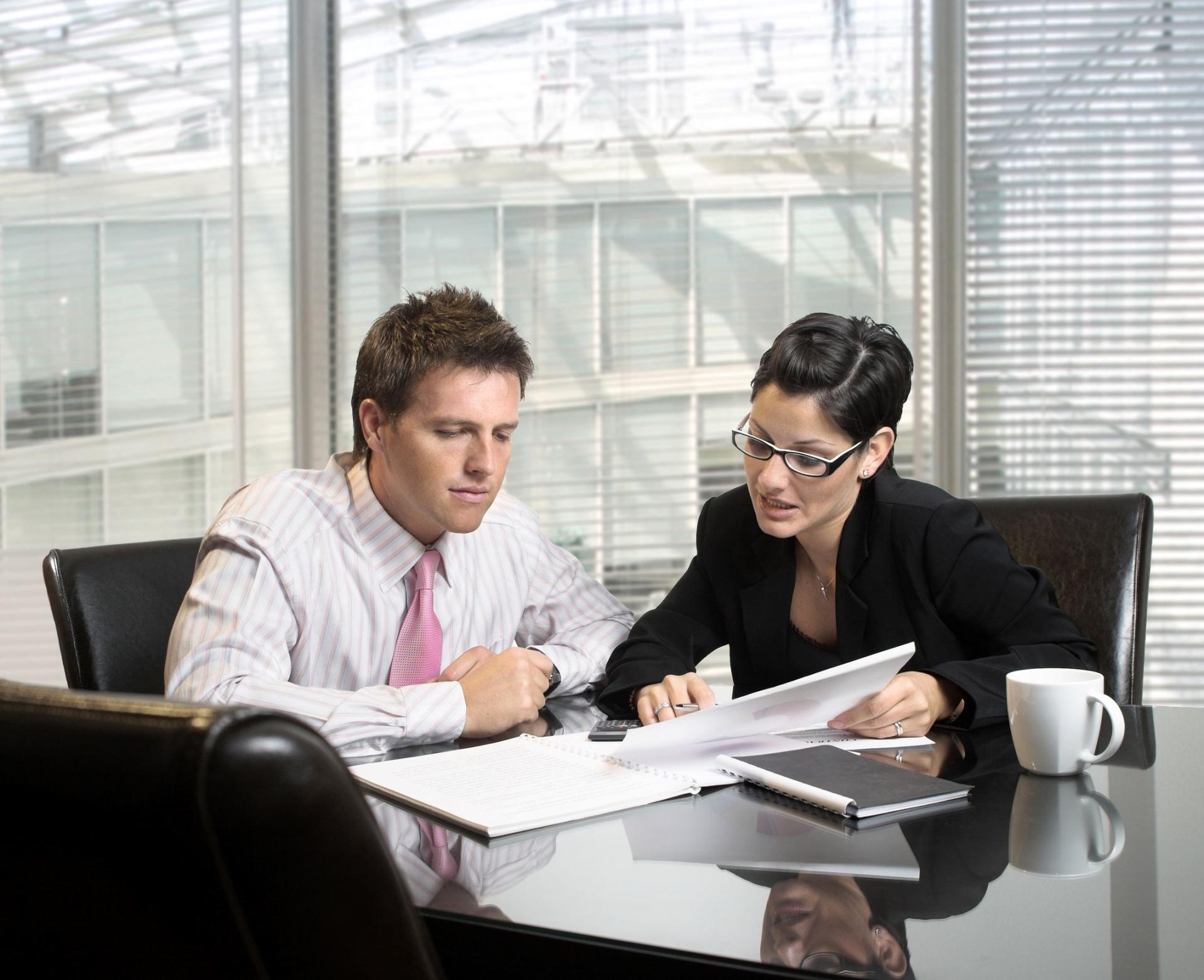 homme et femme sur dossiers
